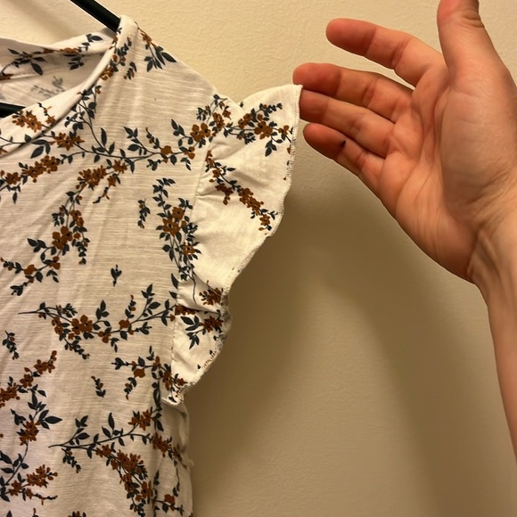 Maurices White floral Blouse with small ruffled sleeves size L - Picture 4 of 8